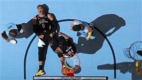 威斯布魯克（Russell Westbrook）打出MVP級表現，砍36分10助攻4籃板，獨自帶隊擊敗強敵灰熊。（圖／翻攝自快艇推特）
