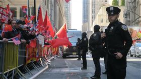蔡總統過境紐約  警方緊盯中國抗議者總統蔡英文出訪中美洲友邦，29日過境美國紐約，警方嚴陣以待，緊盯在蔡總統下榻飯店對街抗議的中方人士。中央社記者尹俊傑紐約攝  112年3月30日