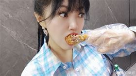 ▲劉樂妍正在啃食雞腿。（圖／翻攝自劉樂妍微博）