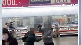 賣場試吃垃圾亂丟遭制止　2男互毆