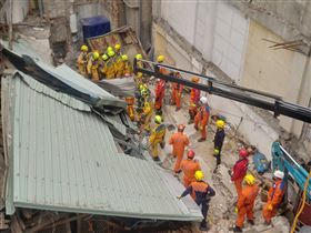 台中，台灣大道，房屋倒塌，3工人受困，搶救，瓦礫堆，搜救犬(圖／台中市消防局提供)