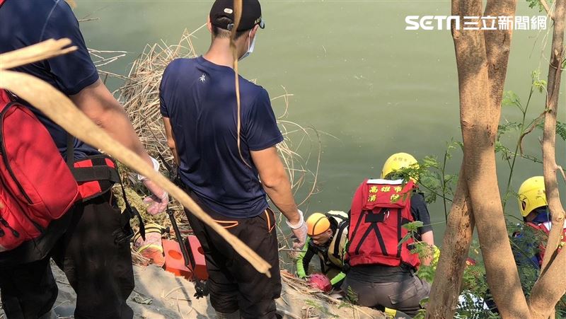 3男相揪高屏溪捕魚　1人落水失蹤警消救援