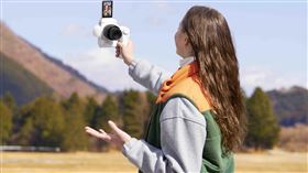 ZV-E1內建智慧指向性3組麥克風，使用者可依據拍攝環境需求，調整麥克風方向設定，提供清晰可靠、還原真實的收音效果。（圖／品牌業者提供）