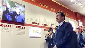 馬英九參觀武漢抗擊COVID-19疫情展覽前總統馬英九29日到訪湖北省武漢市， 30日上午參觀武漢市檔案館「英雄城市抗擊新冠肺炎疫情武漢保衛戰專題展」。COVID-19（新冠肺炎）疫情2019年底起自武漢，後來散播至全世界，各國抗疫行動長達3年。中央社記者呂佳蓉武漢攝  112年3月30日