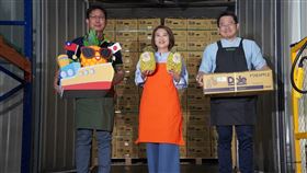 屏東鳳梨導入冷鏈技術外銷日本保證責任屏東縣龍潭果菜生產合作社2022年3月成為全台首座鳳梨冷鏈示範場域，30日舉辦屏東鳳梨技術升級外銷日本記者會，屏東縣長周春米（中）等人出席。（屏東縣政府提供）中央社記者洪學廣傳真  112年3月30日