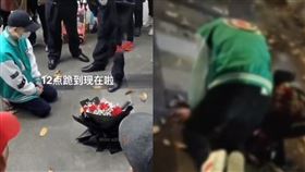 中國四川一名男子買花跪在前女友的公司門口。（圖／翻攝自網易新聞、新浪網）