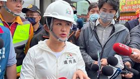 中市房屋倒塌1死2待援  盧秀燕：救到最後台中市中區台灣大道一段1棟2層樓房屋30日倒塌，壓住旁邊施工的3人，蔡姓男子救出送醫不治，另2人待援。台中市長盧秀燕（前左）到場表示，搶救行動一定會堅持到最後。中央社記者郝雪卿攝  112年3月30日