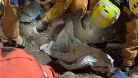 台中老屋倒塌活埋3人，搜救人員已救出兩名受困者，但一人已宣告死亡，另一人也無生命跡象，目前搶救第三名受困者。（圖／翻攝畫面）