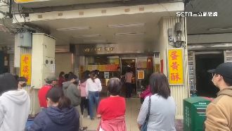 搶買蛋黃酥找「槍手」排　代購一顆56元起