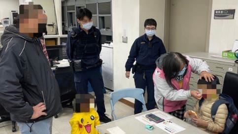 小二生大冒險！　入迷看人玩彈珠台忘返家