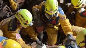 台中老屋倒塌活埋3人，搜救人員已救出兩名受困者，但一人已宣告死亡，另一人也無生命跡象，目前搶救第三名受困者。（圖／翻攝畫面）