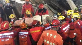 台中，台灣大道，房屋倒塌，3工人受困，挖地基，現況，鋼筋，防護。(圖／翻攝畫面)