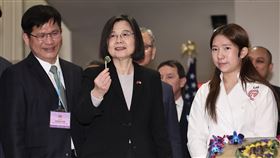 蔡總統紐約會小廚神朱如茵總統蔡英文（前中）展開「民主夥伴共榮之旅」，首站過境紐約，於美東時間30日在駐紐約辦事處會見友邦代表，並與台裔小廚神朱如茵（Liya Chu）（前右）重逢。左為總統府祕書長林佳龍。中央社記者趙世勳攝  112年3月31日