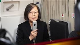 蔡總統機上發表簡短談話總統蔡英文29日展開「民主夥伴共榮之旅」，啟程出訪瓜地馬拉、貝里斯，來回分別過境美國紐約與洛杉磯。蔡總統透過機上廣播對團員指出，這10天的行程請大家跟著一起拚、為台灣的外交努力。中央社記者趙世勳攝  112年3月29日