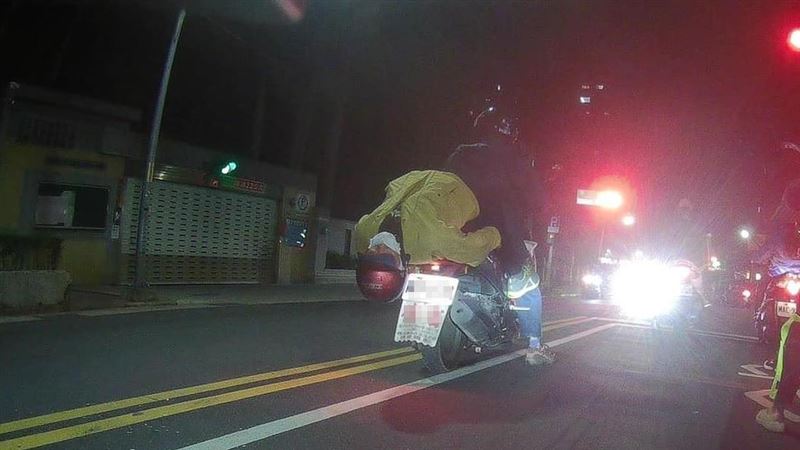 機車後座「1姿勢」超詭　網驚：倒車雷達