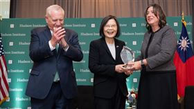蔡英文獲頒全球領導力獎，並發表演說（圖／翻攝自哈德遜研究所推特）