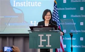 蔡英文獲頒全球領導力獎，並發表演說（圖／總統府提供）