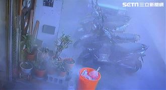 台中老屋倒塌瞬間曝　屋頂傾斜塌陷如地震