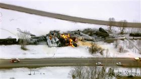 ▲美國明尼蘇達州（Minnesota）3月30日凌晨1時驚傳火車出軌意外，導致車上大量的乙醇、玉米糖漿等易燃的化學物質外泄焚燒。（圖／翻攝自推特）