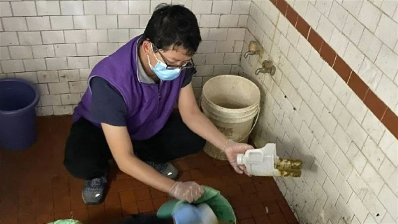 替失智獨老刮清糞廁　被戲稱最有味道男人