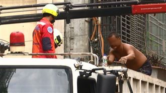 工人弟衝倒塌現場　徒手搬磚瓦「救哥哥」