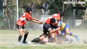 橄欖球隊訓練幫助球員學到永不放棄的精神並帶到生活中，努力在課業上學習精進。但有些孩子因為家境、不想造成家中壓力，參賽報名費、服裝費等需要外界暖心應援。（圖／富邦慈善基金會提供）