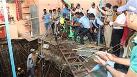 印度中部大城印度爾一間寺廟地板31日坍塌導致信徒墜井，目前已知35死。（圖／翻攝自Indore Commissioner推特）