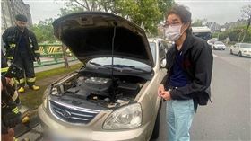 ▲葉男開車準備前往桃園辦事，車頭突然冒出濃煙，他慌張地將車丟在路旁自行逃生。（圖／翻攝畫面）