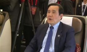 ▲馬前總統31日午間自武漢高鐵站搭乘復興號前往湖南長沙，由國台辦主任宋濤陪同搭乘（圖／翻攝畫面）