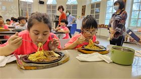 暖心！前進花東918震災受創之部落小學　請全校師生吃牛排（圖／翻攝畫面）