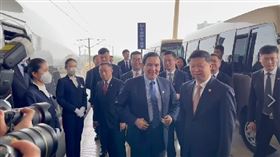 馬英九31日午間自武漢高鐵站搭乘復興號前往湖南長沙，由國台辦主任宋濤陪同搭乘（圖／馬辦提供）