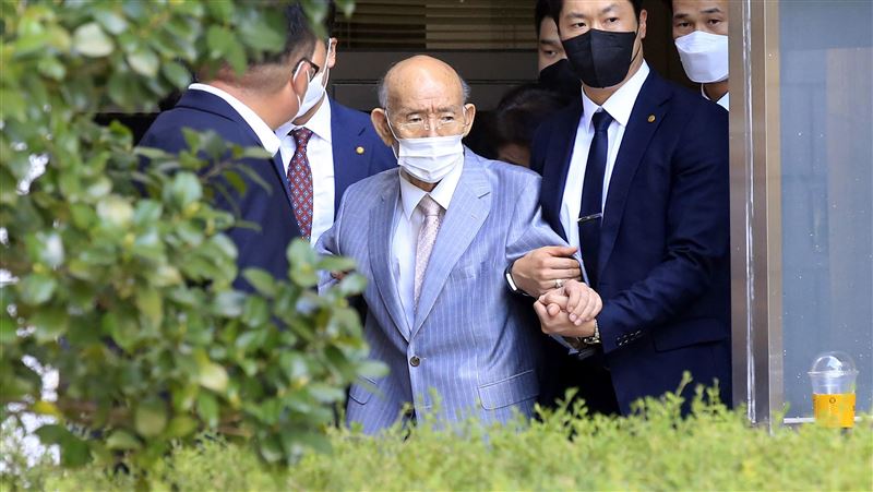 全斗煥孫向光州遺族下跪：爺爺是屠殺禍首