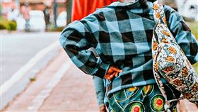 腰痛,插腰。pexels