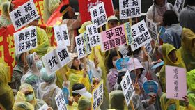 公務機關約聘人員盼勞基法保障（3）全國公務機關約聘僱人員權益促進會26日動員成員前往立法院陳情，指公務機關約聘僱人員僅適用行政院頒布的「各機關學校聘僱人員離職給予辦法」，退休福利連勞工都不如，呼籲政府勿讓公務機關約聘僱人員淪為孤兒。中央社記者裴禛攝  107年9月26日