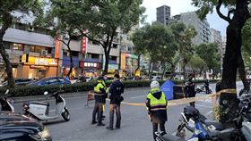 ▲台北市中正區和平西路、南昌路31日下午5點多發生一起死亡車禍，一輛機車疑似前方機車突然剎車，閃避不及追撞倒地，結果遭後方砂石車輾過，50多歲機車騎士當場死亡。（圖／翻攝畫面）