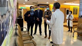 圖一: 微笑行動Operation Smile三位代表參觀桃園長庚紀念醫院的顱顏中心，由醫療團隊作顱顏中心的醫療特色、國際代訓及義診介紹。