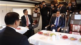 馬英九與宋濤搭高鐵前往長沙（1）前總統馬英九（前右）31日下午在武漢站搭乘班次G79的復興號高鐵，由中國大陸國台辦主任宋濤（背對鏡頭）陪同前往湖南長沙。中央社記者呂佳蓉武漢攝  112年3月31日