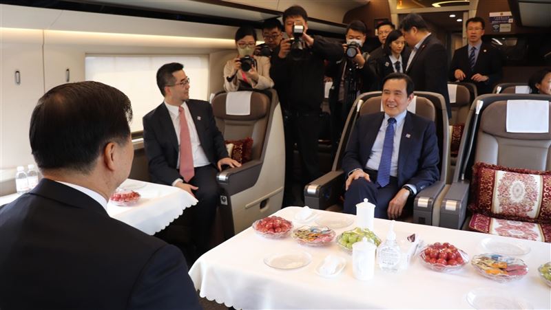 馬英九大讚中國高鐵　祖墳驚見華國美學！