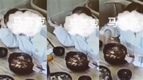 大陸一名女子在餐廳用餐，將頭髮丟入碗中，佯裝成是店家的疏失。（圖／翻攝自微博／萬像新聞）