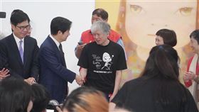 賴副總統向奈良美智握手致意副總統賴清德（左2）31日前往高雄內惟藝術中心，出席日本藝術家奈良美智「跟著朦朧潮濕的一天去旅行」展覽計畫開展記者會，與奈良美智（前左3）握手致意。左為高雄市長陳其邁。（cYOSHITOMO NARA 2021）中央社記者董俊志攝  112年3月31日