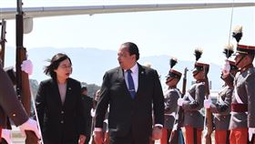 蔡總統抵達瓜地馬拉 瓜國外長迎接（2）總統蔡英文（前左）於當地時間31日下午抵達中美洲友邦瓜地馬拉，瓜國外長步卡羅（前左2）於機場迎接並與蔡總統互動熱絡。中央社記者趙世勳攝 112年4月1日