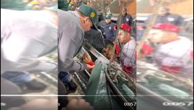 ▲天使三壘手倫東（Anthony Rendon）賽後拉球迷衣領問候「ㄇㄉㄈㄎ」，大聯盟要查。（圖／翻攝自Talkin’Baseball推特）