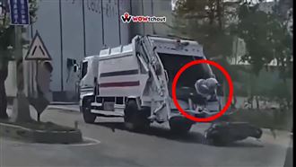 最扯車禍！騎士煞不住栽進垃圾車後斗