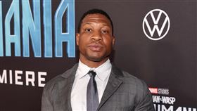 強納森梅傑斯飾演的征服者康被譽為「最有魅力漫威反派」。（圖／迪士尼提供）