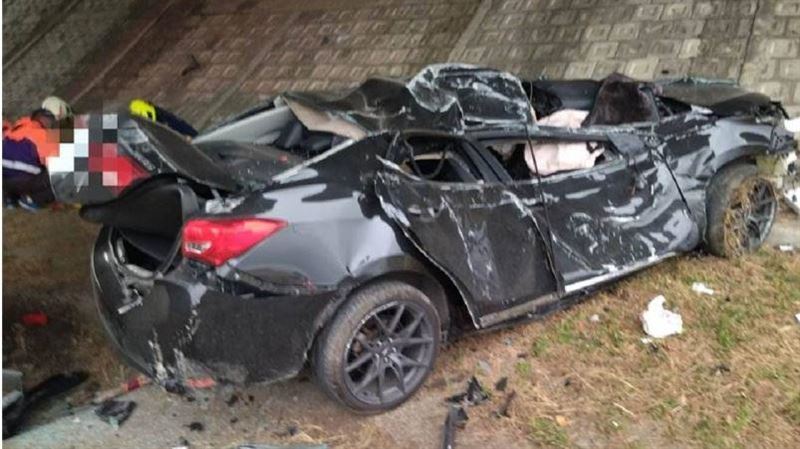 嘉義台82線轎車自撞1死　車身全毀卡坡坎