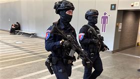 機捷頻收恐嚇信  警方加強巡邏（1）桃園大眾捷運公司近日接連收到恐嚇信，短短5天內就有3封。捷運警察隊4日表示，桃園市警局在案發後立即指示刑警大隊全力偵查；為防範案件發生，也責由保安警察大隊霹靂小組、刑大科偵隊及鑑識中心警力支援捷運警察隊，進行為期10天的強力巡邏。（捷運警察隊提供）中央社記者吳睿騏桃園傳真  112年2月4日