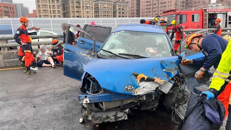 新北環快多元計程車自撞　6人受傷送醫