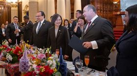 蔡英文出席瓜地馬拉總統賈麥岱（Alejandro Eduardo Giammattei Falla）國宴並接受贈勳（圖／翻攝自蔡英文臉書）