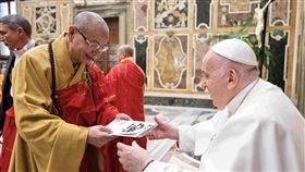 淨耀法師遞交「聖母慈愛、佛佑有情」墨寶致贈教宗方濟各（圖／新北市慈法禪寺提供）