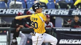 ▲中華職棒34年開幕戰，中信兄弟游擊手江坤宇敲安打回球隊第1分。（圖／記者劉彥池攝影）